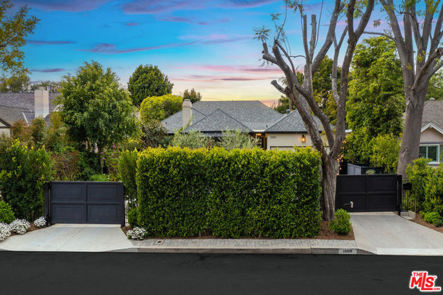 13109 Valley Vista Boulevard, Studio City CA: https://media.crmls.org/mediaz/6f55dd03-7dba-4d28-ba3a-7e8cd4fcd5c7.jpg
