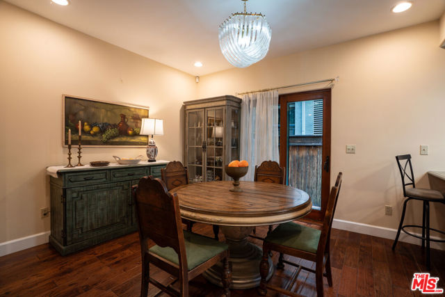 1331 N Sycamore Avenue, Los Angeles CA: https://media.crmls.org/mediaz/6f5942db-3502-4f2d-8c57-bf74f86d04d4.jpg
