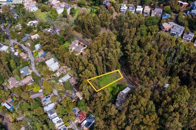 7635 Skyline Blvd, Oakland CA: https://media.crmls.org/mediaz/6f599e54-de7a-420c-a240-c43bd28f15d9.jpg