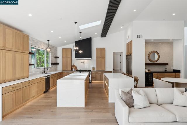 17 Julianne Ct, Walnut Creek CA: https://media.crmls.org/mediaz/6f5a157c-a597-4e03-8f58-921d64b98302.jpg