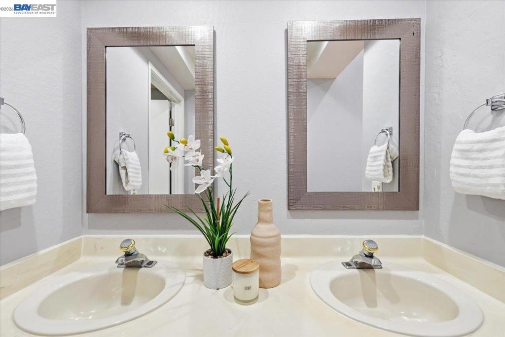 https://media.crmls.org/mediaz/6f5b2278-ca8d-4da1-aac8-b7ae5118a5bd.jpg?preset=X-Large