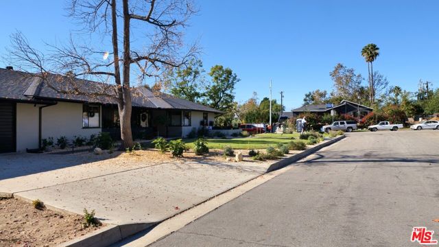 1685 E Calaveras Street, Altadena CA: https://media.crmls.org/mediaz/6f5b39e1-bdf2-4ba6-b638-2fb465ee2a71.jpg
