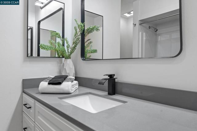 5514 Roundtree Dr, Concord CA: https://media.crmls.org/mediaz/6f5b6c2f-d691-41fe-9984-4170f0cc2244.jpg