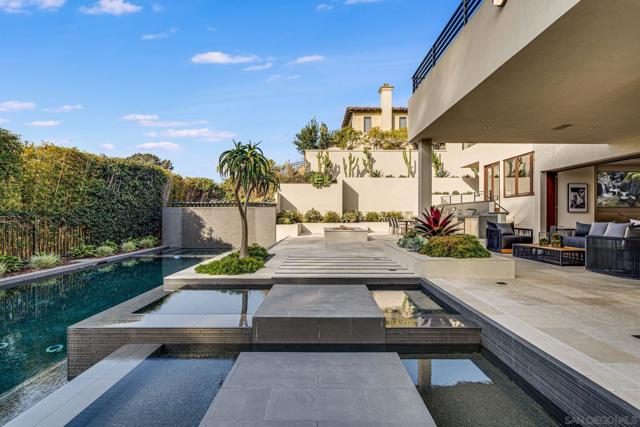 8070 La Jolla Scenic Dr N, La Jolla CA: https://media.crmls.org/mediaz/6f5c19c5-935d-4065-93fc-d3106008216a.jpg