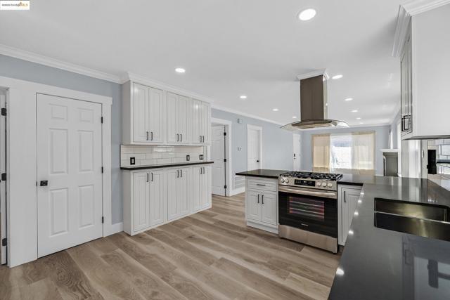 2427 67th Ave, Oakland CA: https://media.crmls.org/mediaz/6f5c2d65-07f2-449b-ba57-b6e40b0b5a33.jpg