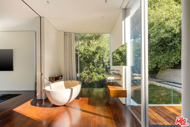 9727 Oak Pass Road, Beverly Hills CA: https://media.crmls.org/mediaz/6f5ebf49-4931-4c19-aaec-3cdfb9e6ecc0.jpg