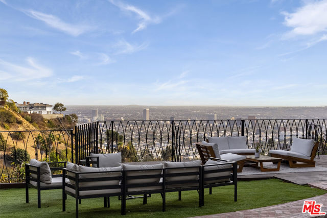 8828 Thrasher Avenue, Los Angeles CA: https://media.crmls.org/mediaz/6f60a5bf-d0b9-439e-908e-0bce6f0eb7da.jpg