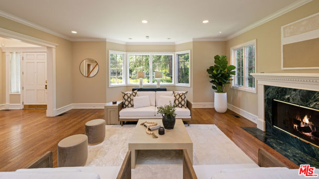 5404 Topeka Drive, Tarzana CA: https://media.crmls.org/mediaz/6f60f578-7f5b-41e6-a2ff-6e3be34ae746.jpg