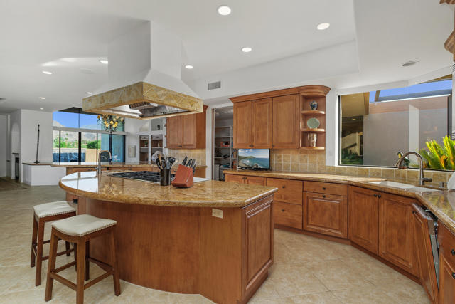 73481 Mariposa Drive, Palm Desert CA: https://media.crmls.org/mediaz/6f61196d-9a93-4fd0-9020-bf8e634eabd5.jpg