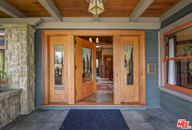 2102 W 24th Street, Los Angeles CA: https://media.crmls.org/mediaz/6f62198e-2526-4bc1-85de-178f68a62520.jpg