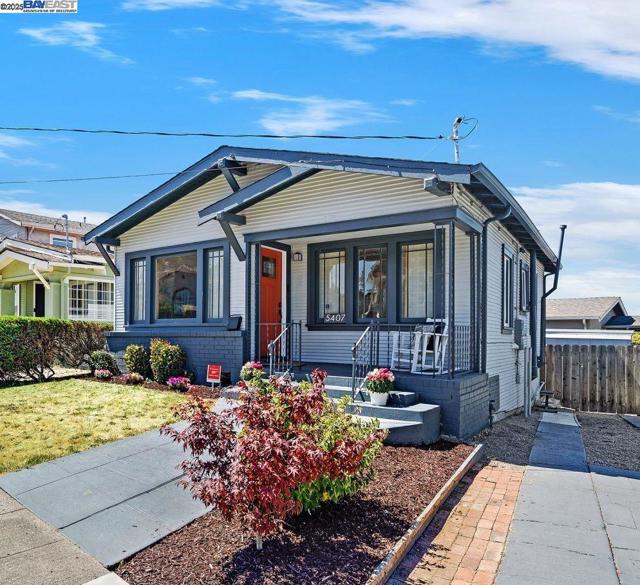 5407 Roberts Ave, Oakland CA: https://media.crmls.org/mediaz/6f627714-cb55-48a6-95ee-6e36e03aaec4.jpg