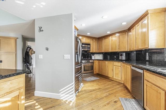 2256 Cove Ct, Discovery Bay CA: https://media.crmls.org/mediaz/6f62f947-aacd-4cfd-8a33-6fbae18e1271.jpg