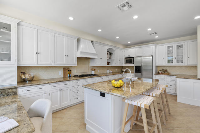 95 Lookout Drive, Palm Desert CA: https://media.crmls.org/mediaz/6f6348fb-1bfa-4fdd-b506-62495ef9651b.jpg
