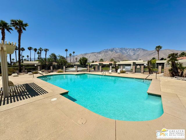 1533 N Sunflower Court, Palm Springs CA: https://media.crmls.org/mediaz/6f63c4ae-0bf1-4d5b-8b01-e425735ffd9a.jpg