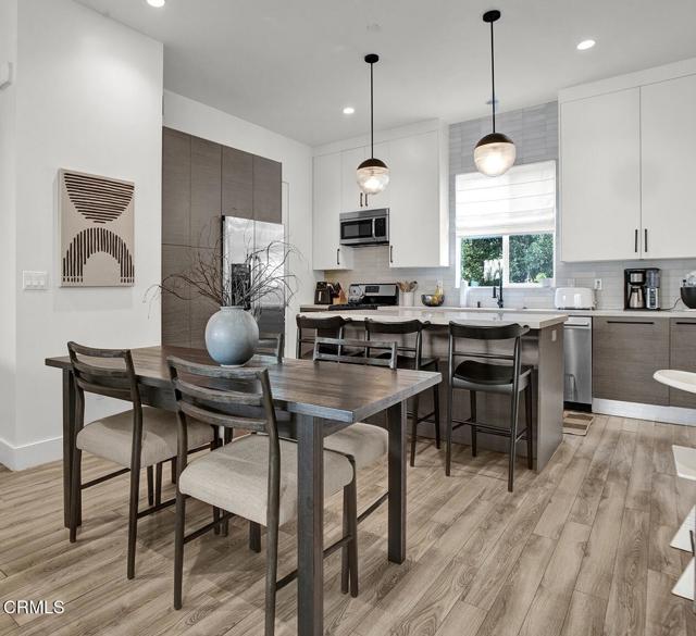 Detail Gallery Image 4 of 21 For 5662 Hazeltine Ave, Sherman Oaks,  CA 91401 - 4 Beds | 3 Baths