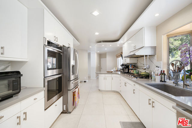 1708 Clear View Drive, Beverly Hills CA: https://media.crmls.org/mediaz/6f649b16-cf76-453e-84a6-22f7649a496b.jpg