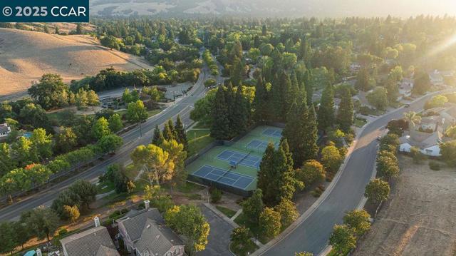 260 Edinburgh Cir, Danville CA: https://media.crmls.org/mediaz/6f64f5d8-fb5f-418f-b56c-129171835a9b.jpg