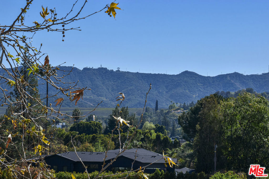https://media.crmls.org/mediaz/6f65a0d1-b47b-4306-b0d7-8de2a576642b.jpg?preset=X-Large