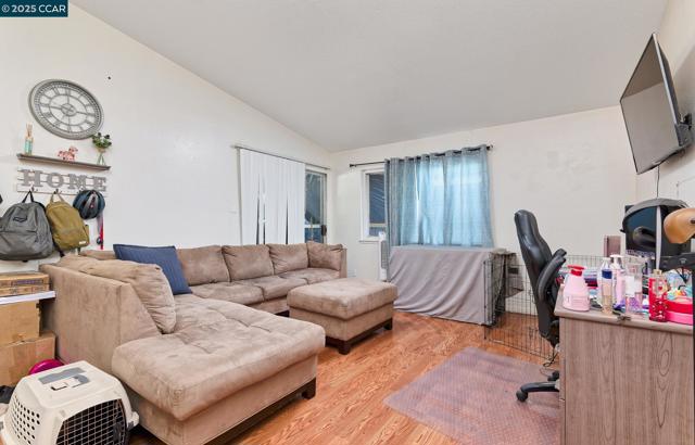 4913 Douvan Ct, Carmichael CA: https://media.crmls.org/mediaz/6f668022-837b-44aa-9a9a-12c80b9029d9.jpg