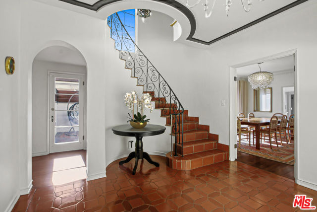 3691 Aureola Boulevard, View Park CA: https://media.crmls.org/mediaz/6f669790-064e-4421-a02e-58b1323c8914.jpg