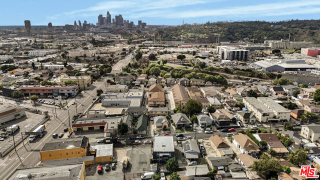 120 N Avenue 25, Los Angeles CA: https://media.crmls.org/mediaz/6f66dd49-136c-4195-897c-04b350b0a1a8.jpg