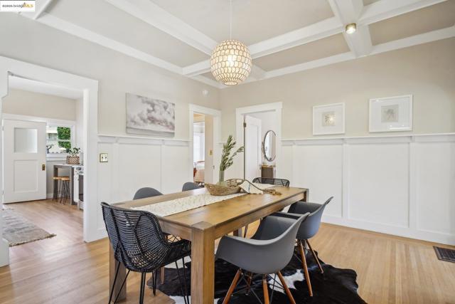 320 Forest St, Oakland CA: https://media.crmls.org/mediaz/6f670dc9-8cc3-4328-b376-d08b6922369c.jpg