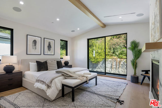 1530 N Beverly Drive, Beverly Hills CA: https://media.crmls.org/mediaz/6f677240-a318-4b21-b986-1d27346f3470.jpg