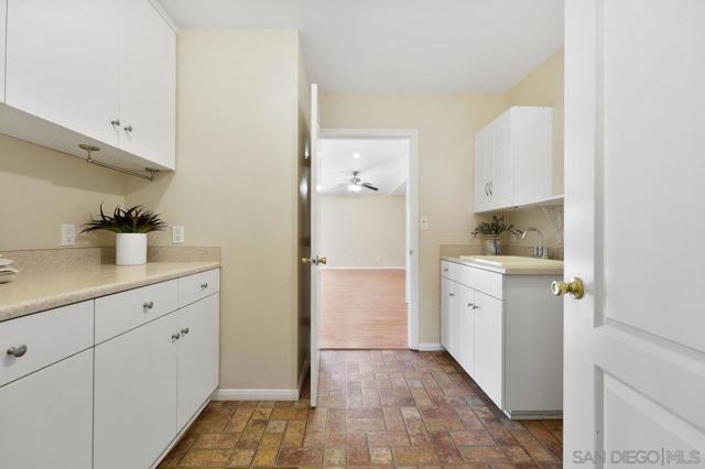 1353 Roxanne Dr, El Cajon CA: https://media.crmls.org/mediaz/6f68b1df-c006-4b18-ac41-964da0b28369.jpg