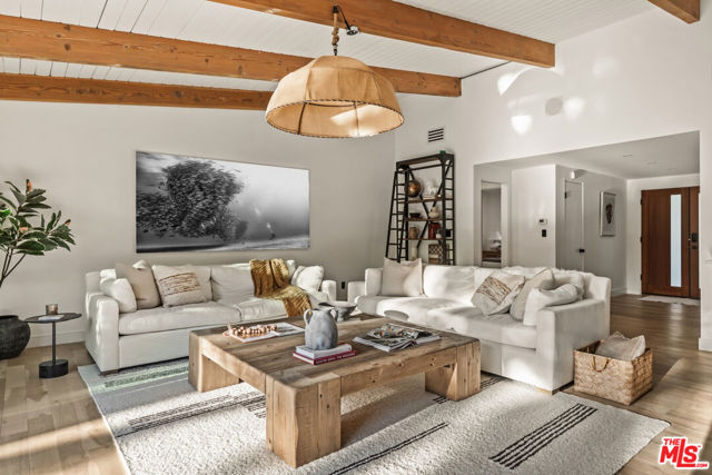 5831 Elba Place, Woodland Hills CA: https://media.crmls.org/mediaz/6f696be5-4f54-4e20-b904-d85d41797473.jpg
