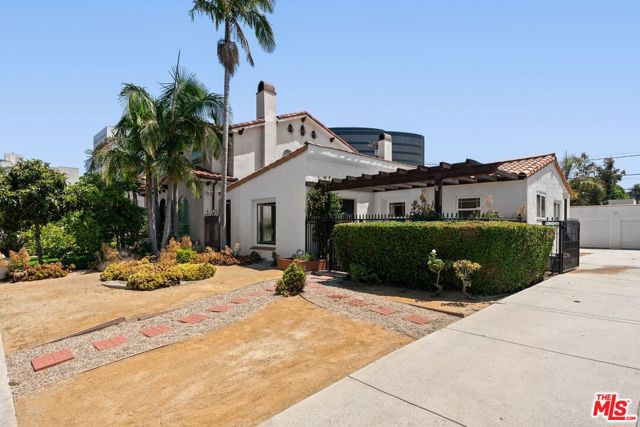 220 S Le Doux Road, Beverly Hills CA: https://media.crmls.org/mediaz/6f6973a8-f30d-463d-8f4a-836a56446a63.jpg
