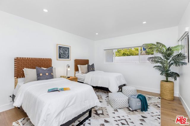 5200 Del Moreno Drive, Woodland Hills CA: https://media.crmls.org/mediaz/6f697572-a2b0-4e0a-bb04-2f67fd4a04e5.jpg