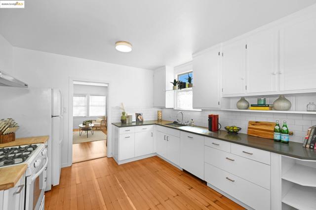 3008 Deakin St, Berkeley CA: https://media.crmls.org/mediaz/6f69764f-ae59-451e-88bd-97514358e294.jpg