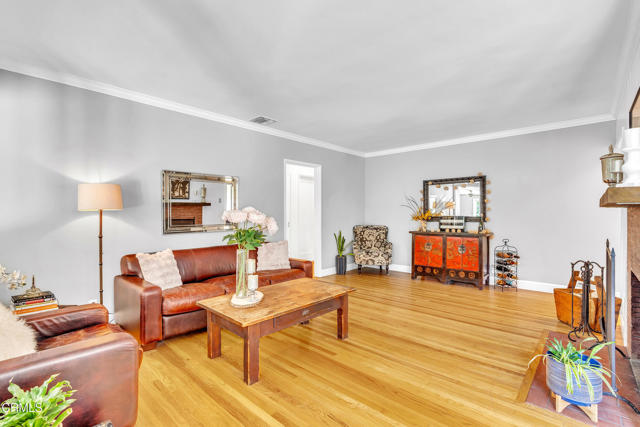 208 Fowler Drive, Monrovia CA: https://media.crmls.org/mediaz/6f699a9a-e8dd-4b56-9f3b-09a9bfc583a4.jpg