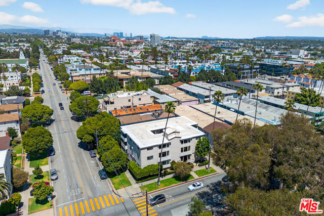 1101 Lincoln Boulevard, Santa Monica CA: https://media.crmls.org/mediaz/6f6a1a47-141b-4581-b501-bdb1e3162966.jpg