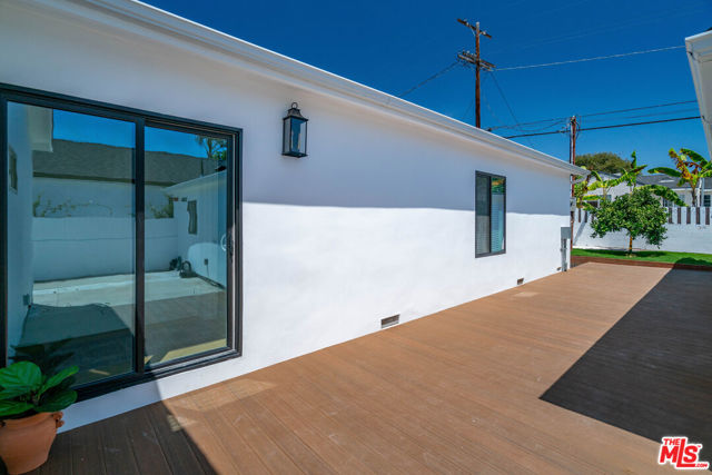 7832 Croydon Avenue, Los Angeles CA: https://media.crmls.org/mediaz/6f6b6306-8890-45dd-bc14-0631e004b139.jpg