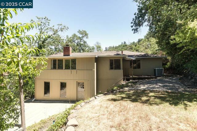 877 Mountain View Dr, Lafayette CA: https://media.crmls.org/mediaz/6f6bc9f3-81fe-45f1-b488-0b9dd37baab2.jpg
