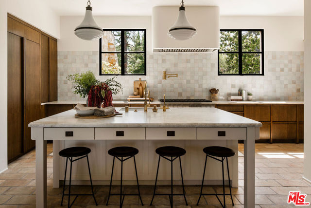 976 N Alpine Drive, Beverly Hills CA: https://media.crmls.org/mediaz/6f6bf6a4-449b-4ffd-86db-4a88b6f88a5f.jpg