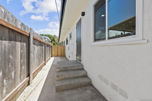 6979 81 Amherst, San Diego CA: https://media.crmls.org/mediaz/6f6c11b6-7720-4582-b891-15dea5569b7f.jpg
