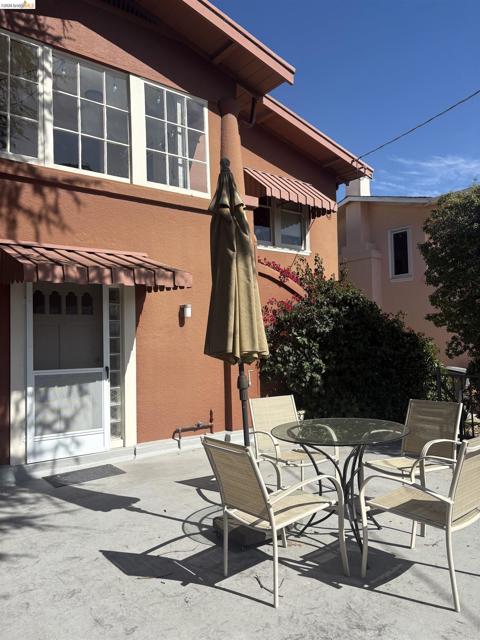 1024 Elsinore Ave, Oakland CA: https://media.crmls.org/mediaz/6f6c25c4-f140-434d-89c2-f4bbdef34810.jpg