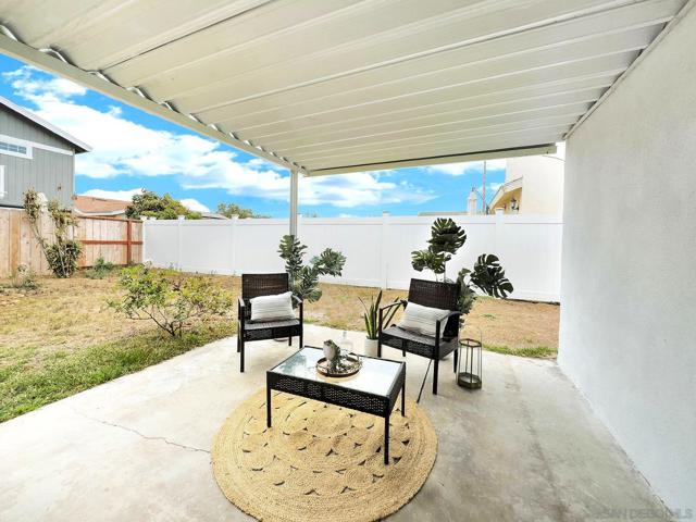 1427 Signal Ave, San Diego CA: https://media.crmls.org/mediaz/6f6d0612-8781-41bc-a310-1eca1d294a90.jpg