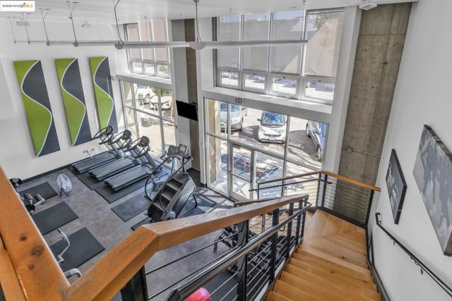 311 Oak St, Oakland CA: https://media.crmls.org/mediaz/6f6e6dcb-cb67-4d2c-b76d-6816776e08a0.jpg