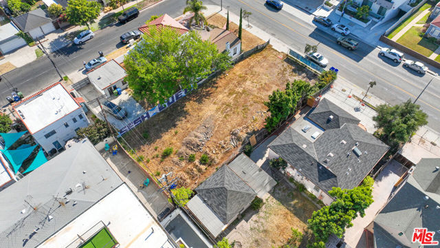 1562 S Fairfax Avenue, Los Angeles CA: https://media.crmls.org/mediaz/6f6e8c6c-4bfc-456e-bc42-0b2dec458336.jpg