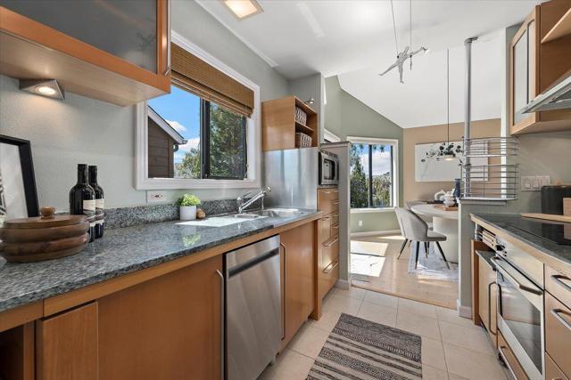 953 Shoreline Drive, San Mateo CA: https://media.crmls.org/mediaz/6f6ea3b6-67cf-49c2-834e-2b9547271493.jpg