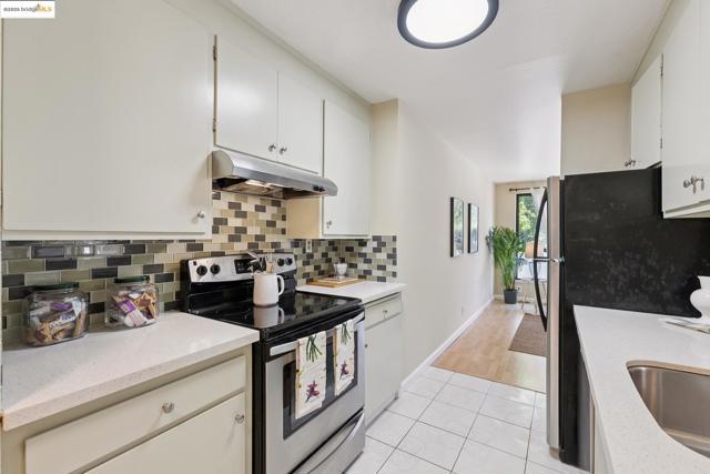 2632 Warring St, Berkeley CA: https://media.crmls.org/mediaz/6f6ec149-071e-4946-899d-5b8555b5da10.jpg