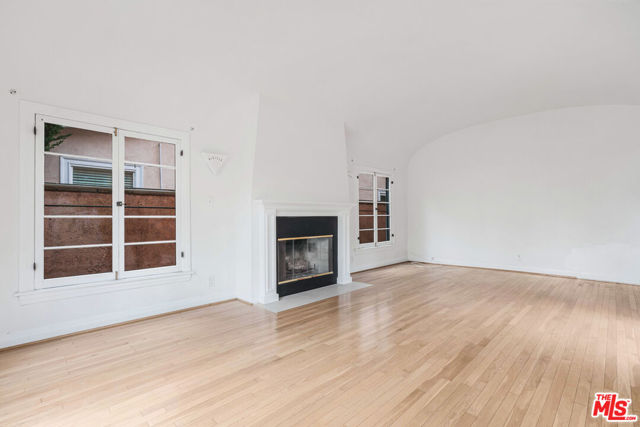 127 S Carson Road, Beverly Hills CA: https://media.crmls.org/mediaz/6f6f075b-6985-4a0a-8f1c-917ae62aea4b.jpg