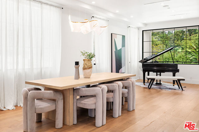 2565 Patricia Avenue, Los Angeles CA: https://media.crmls.org/mediaz/6f6f85c8-b6b1-4420-92f3-1d29fe266330.jpg