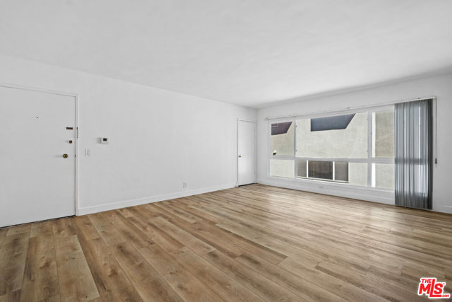 340 N Palm Drive, Beverly Hills CA: https://media.crmls.org/mediaz/6f71024c-af0f-4136-9859-3e725982e9c9.jpg