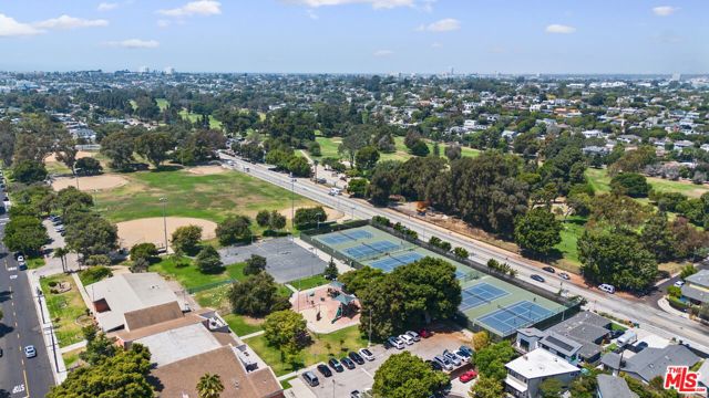 2376 Dewey Street, Santa Monica CA: https://media.crmls.org/mediaz/6f713966-8591-4ccc-8e02-d4e303bb1e1a.jpg