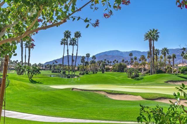 54121 Oakhill, La Quinta CA: https://media.crmls.org/mediaz/6f718bf8-7b71-40e6-af70-acb5f1257cc8.jpg
