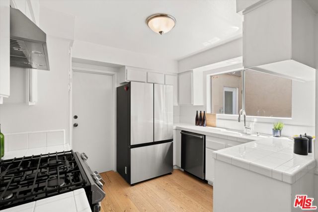 28 Village, Santa Monica CA: https://media.crmls.org/mediaz/6f72880f-7e8c-4582-916c-ff6c57963eac.jpg